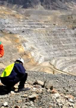 Geotecnia: geotécnicos trabajando en una mina Geotecnia: geotécnicos trabajando en una mina