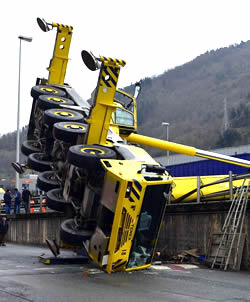 Grua caída por efecto de la inestabilidad